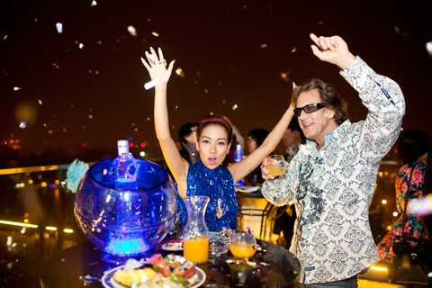 Thảo Trang gợi cảm mừng sinh nhật bên bạn trai Tây