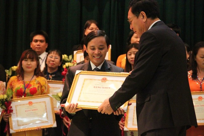  Thầy Từ Hữu Sơn trong lễ vinh danh.