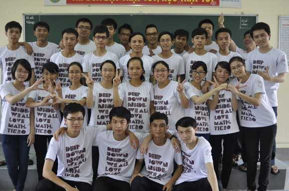 Thầy Hữu Sơn và học trò lớp chuyên Toán.