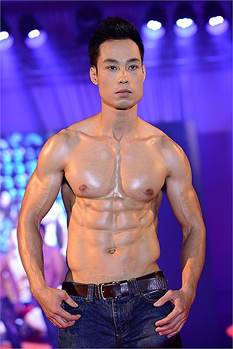 Huy Ngọc cho biết, để có được thân hình đẹp, anh đã phải khổ luyện rất nhiều. 