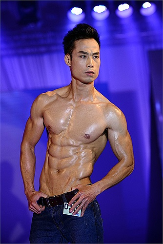 Quán quân của cuộc thi 'Cơ bụng hoàn hảo - Mr.6 Pack 2013' ngoài đời lại là một giáo viên dạy toán. 