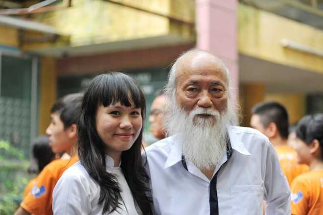 Thầy Văn Như Cương sử dụng mạng xã hội để có thể kết nối với bạn bè và học trò cũ. Ảnh Lê Hiếu.