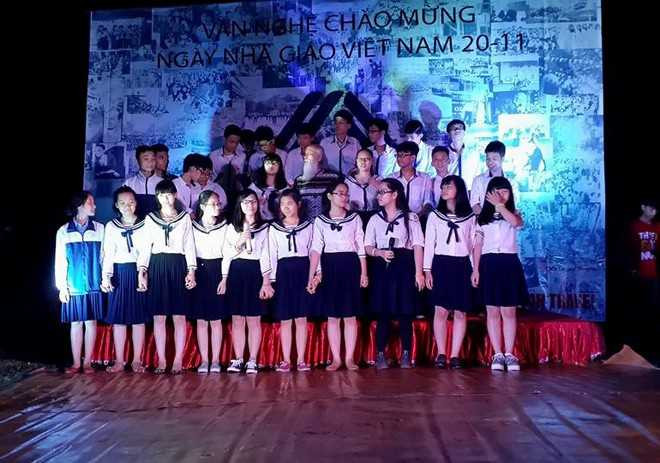 Thầy Văn Như Cương hát cùng học trò nhân kỷ niệm ngày 20/11 tại Mai Châu (Ảnh: trang mạng xã hội của thầy Văn Như Cương).