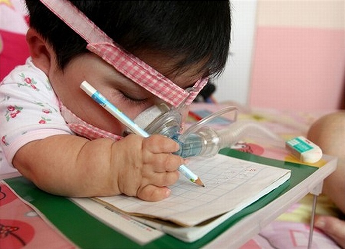 Dù thời gian trôi đi nhưng bé Pei vẫn trong không lớn lên được.