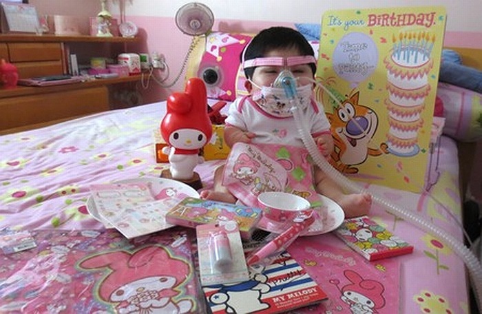 Pei Shan sẽ bước sang tuổi 15. Tuy nhiên, cô bé vẫn bị kẹt trong hình hài một đứa bé con mới 1 tuổi.