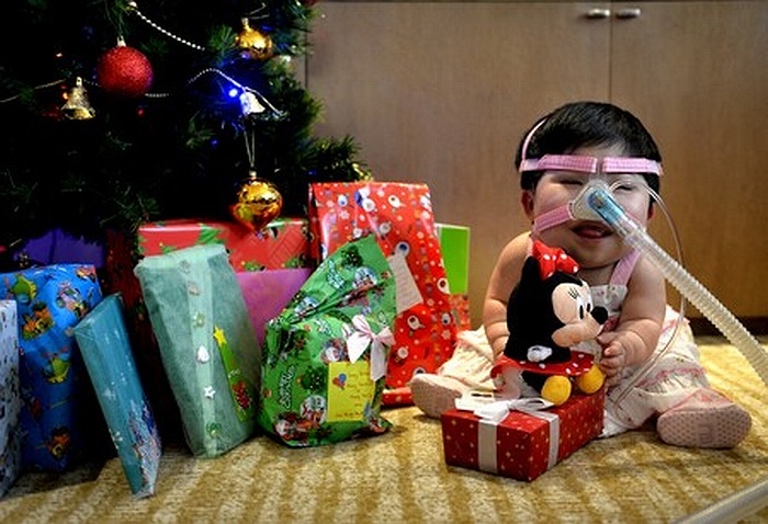 Dù 15 tuổi nhưng Pei rất hồn nhiên: thích vẽ tranh và bóc quà...