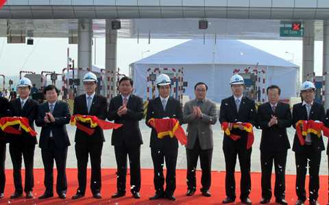 Phó thủ tướng Chính phủ Hoàng Trung Hải đã chính thức phát lệnh thông xe gói thầu A1 cao tốc Nội Bài – Lào Cai.