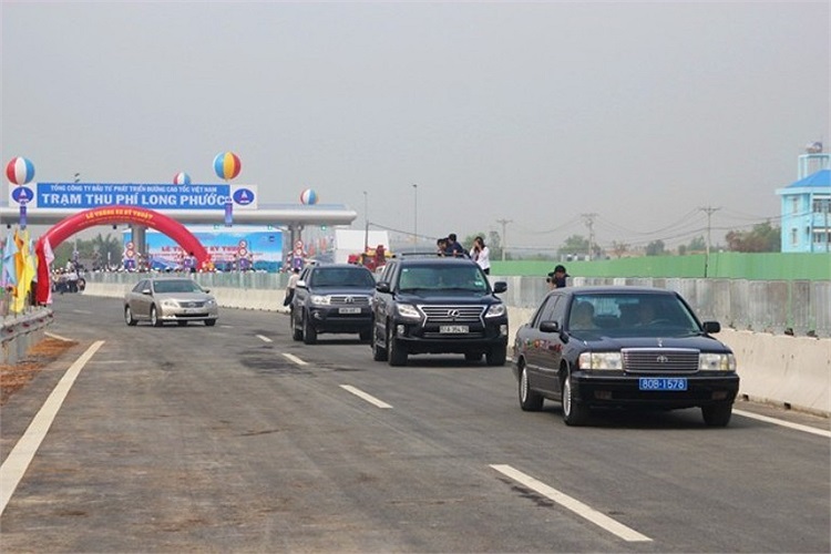 Dự án cao tốc TP.HCM - Long Thành - Dầu Giây thuộc tuyến đường bộ cao tốc phía đông quy hoạch mạng lưới đường bộ cao tốc Việt Nam từ TP.HCM nối QL51, sân bay quốc tế Long Thành và QL1A với chiều dài toàn tuyến 55km, đi qua TP.HCM và Đồng Nai, tổng mức đầu tư hơn 20.000 tỷ đồng.