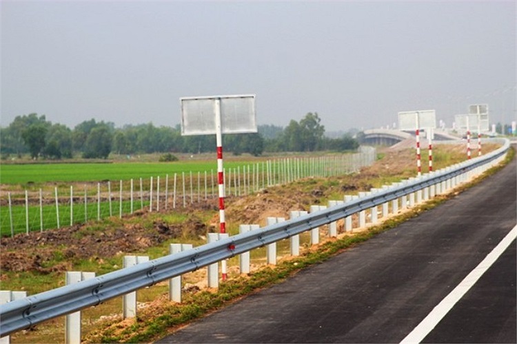Hàng rào phía ngoài bảo vệ đường cao tốc. 