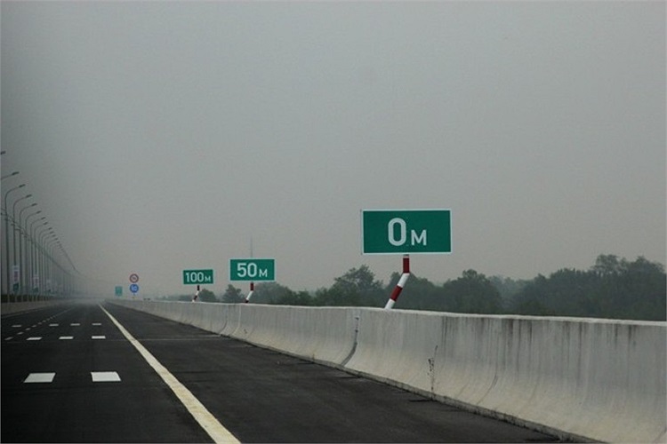 Biển báo khoảng cách giữa các phương tiện. 