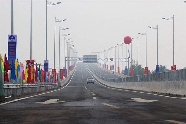 Cây cầu dài 2,35km, đảm bảo phương tiện lưu thông với vận tốc tối đa 100 km/h. 