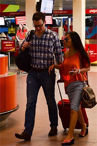 Ngay cả khi nữ ca sỹ đi dép cao, vóc dáng của Đoan Trang vẫn bị ông xã 'lấn át'. Nữ ca sĩ đang trong giai đoạn cuối của thai kỳ, cô sẽ hạ sinh đứa con đầu lòng trong thời gian ngắn tới.