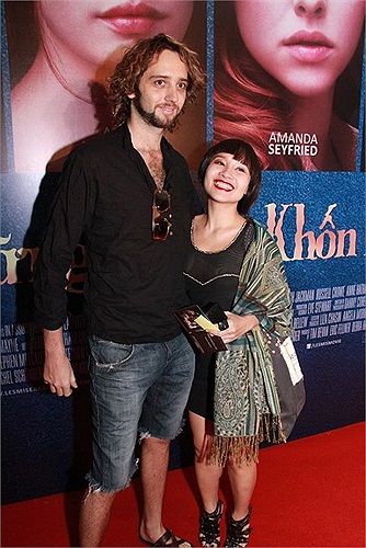 So với các đồng nghiệp nữ, thân hình Mai Khôi cũng không quá khiêm tốn nhưng khi đứng cạnh bên người chồng quốc tịch Australia - Benjamin Swanton, cô trở nên nhỏ bé, đặc biệt là khoảng cách chiều cao khá lớn.