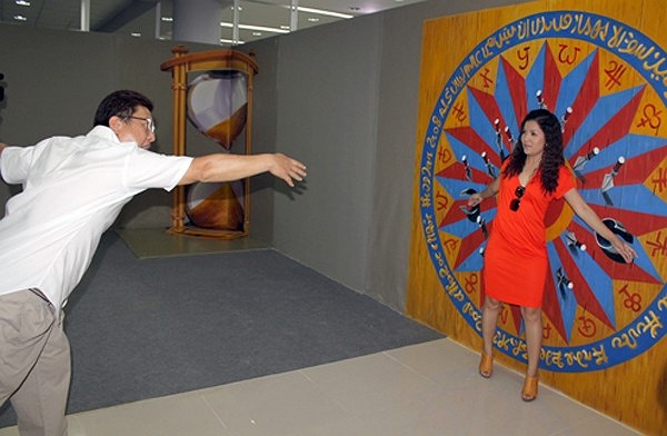 Cô gái Vy của Mùi ngò gai lên xe hoa cách đây 4 năm. Gương mặt quen thuộc của sân khấu kịch TP HCM gây ấn tượng với khán giả bởi vẻ bé nhỏ, dễ thương.