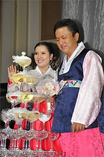 Người chồng Hàn Quốc Kim Sea Hyul của Ngọc Trinh không có chiều cao nổi bật nhưng to lớn hơn người vợ nhỏ nhắn. 