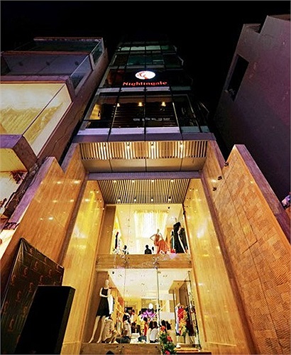 Tài sản lớn nhất của Mỹ Tâm ở thời điểm này là tòa nhà nằm ở vị trí đắc địa ở Sài Gòn. Ước tính, tòa nhà này có giá trị xấp xỉ 100 tỷ đồng. 'Họa mi tóc nâu' cũng đặt trụ sở của công ty mà mình đang quản lý cùng showroom thời trang và cả quán cafe mới mở ngay trong tòa nhà này.