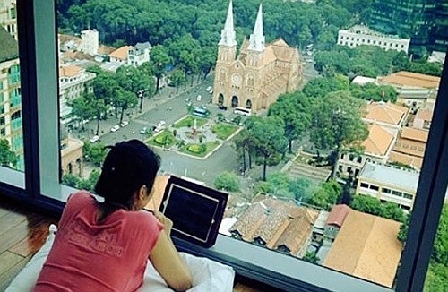 Thu Minh từng khiến dư luận choáng váng khi tiết lộ đang sống trong căn hộ đi thuê với giá 2,4 tỷ đồng/năm. Không lâu sau đó, cô chuyển về một căn hộ nằm đối diện Nhà thờ Đức Bà - TP.HCM.