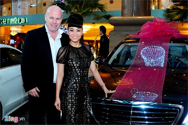 Mới đây, trong bữa tiệc Noel, Thu Minh còn được ông xã Hà Lan tặng một chiếc Mercedes S-Class cũng có giá bạc tỷ và khắc tên Thu Minh Class.