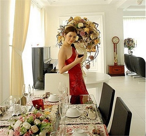 Lý Nhã Kỳ sắm cho mình một căn biệt thự màu trắng từ năm 2008.