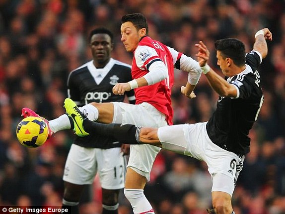 Ozil chơi tròn vai