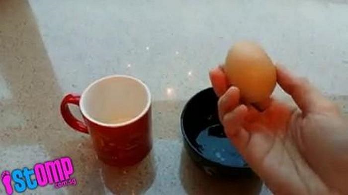 Đây là quả trứng gà đã luộc chín vẫn còn vỏ. Chỉ vài bước đơn giản, vỏ của quả trứng này sẽ bị bong tróc ra.