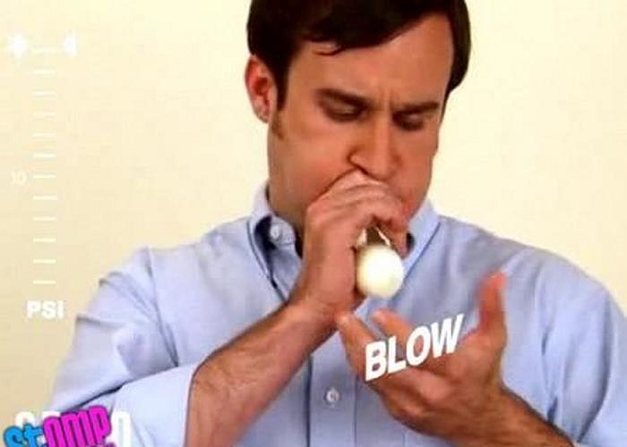 Cuối cùng, bạn lấy hơi thật mạnh và thổi, quả trứng sẽ chui tọt ra ngoài một cách nhẹ nhàng.