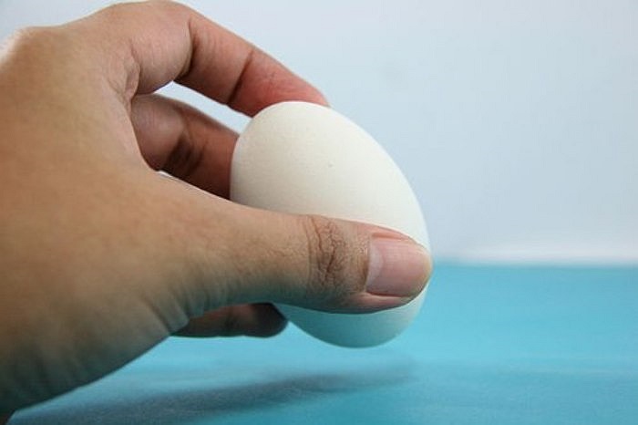 Thoạt sau, bạn đập hai đầu của quả trứng. Mỗi quả trứng đều có một góc trống gọi là buồng khí.
