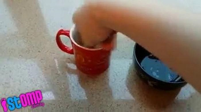 Đầu tiên, bỏ quả trứng vào cái cốc.