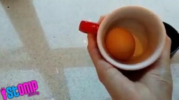 Sau đó cầm cốc lên và lắc mạnh.