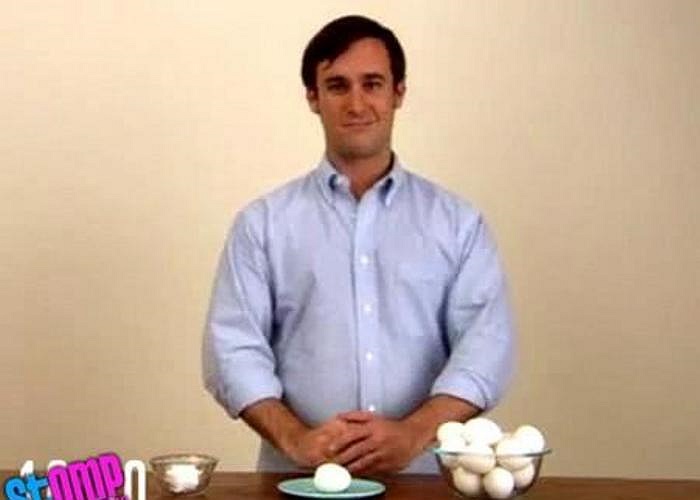 Cách 2: Thổi trứng Đây là một phương pháp khác dùng để bóc vỏ trứng, cũng nhanh không kém thủ thuật trên.