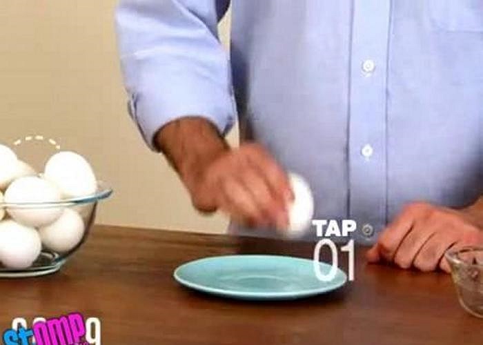 Đầu tiên, bạn lấy quả trứng vịt vừa luộc còn vỏ ra.