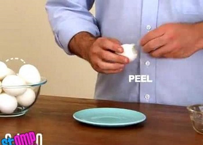 Sau đó, bạn bóc một xíu vỏ ở 2 đầu của quả trứng vịt.