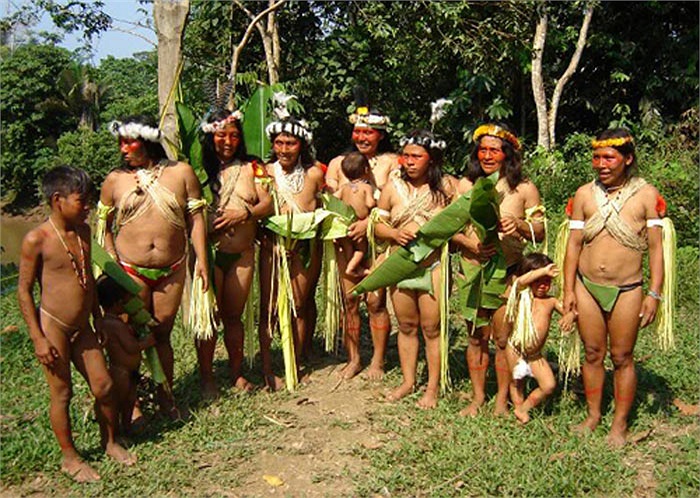 Từ khi mới tập đi, các bé gái Huaorani đã được mẹ đẩy xuống dòng sông Shiripuno sóng dữ để tập bắt cá.