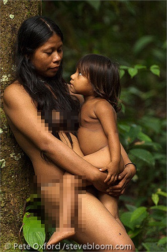 Trang phục của người Huaorani có thể nói là đơn giản nhất thế giới. Đàn ông sử dụng thứ gọi là Komi, là mấy sợi dây buộc xung quanh của quý, giữ cho của quý ở trạng thái… thẳng đứng.