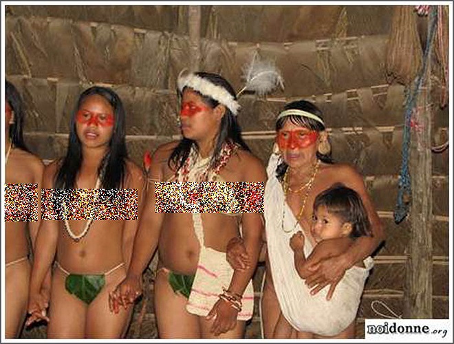 Ngoài chiếc biniki bằng lá cây, thì phụ nữ bộ tộc Huaorani có thú vui đục tai để làm đẹp. Những chiếc tai thủng to thể hiện vẻ quyến rũ của phụ nữ.