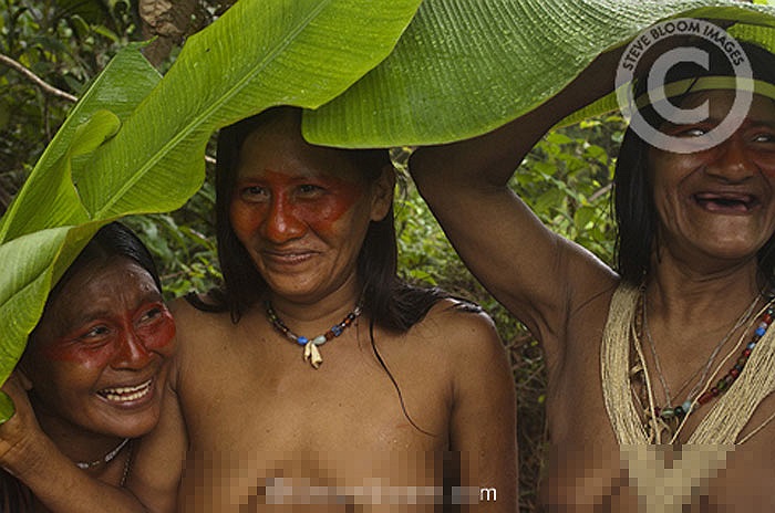 Một số ý kiến cho rằng, bộ tộc Huaorani là người da đỏ. Tuy nhiên, làn da của họ lại khá đặc biệt, không đỏ cũng chẳng đen, nó nằm giữa ranh giới đỏ và đen.