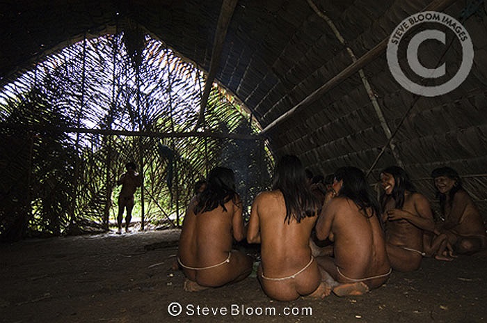 Bộ tộc Huaorani không làm nhà kiên cố, mà dựng những túp lều lợp lá dừa. Họ tin rằng, thiên nhiên là ngôi nhà lớn, nên không cần phải làm nhà.