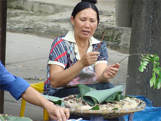 Gia đình nào cầu kỳ thì dùng cối đá đè lên chuột hấp, sẽ khiến thịt chuột dai, thơm hơn. Với người dân Nghĩa Trụ, chuột hấp lá chanh chấm muối ớt được ưa chuộng hơn bất cứ món gì.