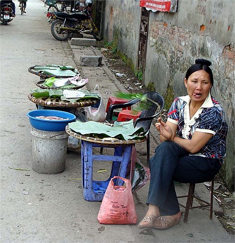 Ngày nào cũng vậy, chợ trung tâm xã dù có họp hay không, đông người hay vắng người, thì những hàng thịt chuột vẫn hiện diện ở ngay cổng chợ.