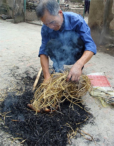Thợ làm thịt chuột ở Nghĩa Trụ phục vụ khách hàng rất chuyên nghiệp. Khách hàng chọn chuột, rồi họ sẽ làm sạch chuột, thui chuột vàng ươm.