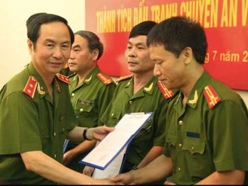 Thứ trưởng Bộ Công an Phạm Quý Ngọ trao thư khen cho các đơn vị có thành tích phá đường dây ma túy từ Lào sang Việt Nam ngày 5-7-2012 Ảnh: Tư Liệu