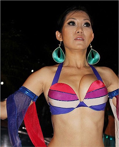 Vòng 1 khó hiểu của Phượng Đê khiến nghi án cô phẫu thuật bơm ngực càng thêm chắc chắn. 