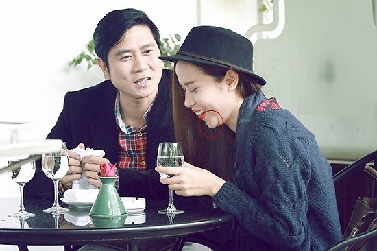 Lưu Hương Giang với chiếc cằm gập ghềnh, lồi lõm trông thấy, vô tình dấy lên nghi án nữ ca sỹ độn cằm. 