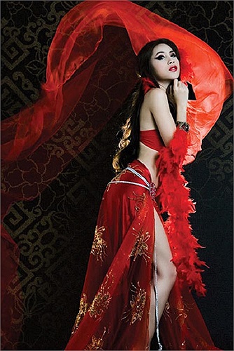 Thủy Tiên trong bộ ảnh chụp đại diện cho một thương hiệu game.