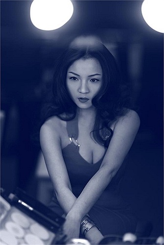 Trở lại showbiz, Thủy Top tiếp tục phát huy thế mạnh quyến rũ, gợi cảm.