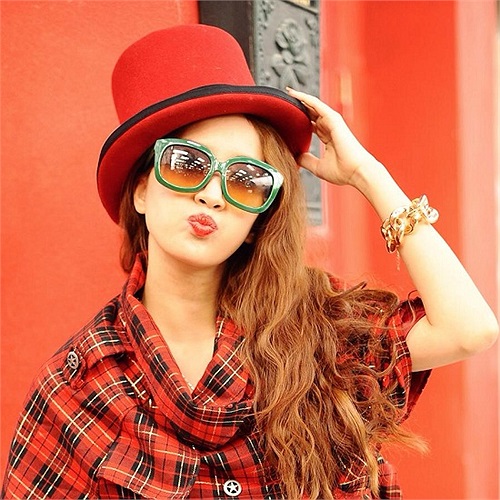 Khánh Thi nhí nhảnh, hồn nhiên tạo dáng.