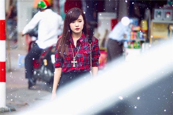 Midu dịu dàng xuống phố mùa Giáng sinh.