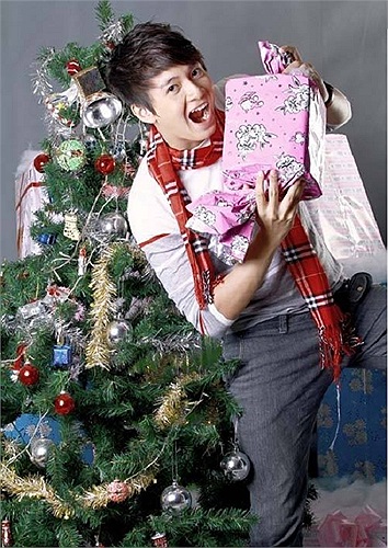 Ngô Kiến Huy rạng rỡ bên cây thông Noel.