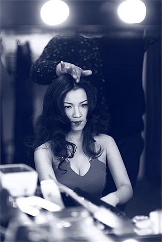 Sau một thời gian du học, Thủy Top trở lại showbiz, tấn công vào lĩnh vực ca hát.