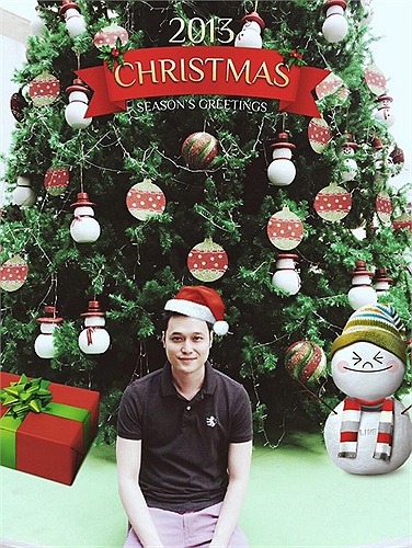 Quang Vinh cũng nhí nhảnh đội mũ ông già Noel.